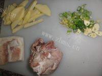 家常菜猪肉酸菜炖粉条做法图解2)
