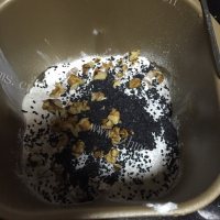 美味的黑芝麻核桃养生面包做法图解3)