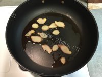 营养的麻油香菇肉粥做法图解4)