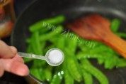 色味俱全的蚝油荷兰豆做法图解5)