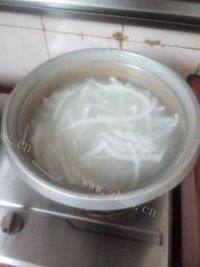 美味的椰子煲鸡做法图解3)