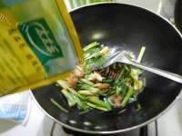 家常菜蒜苗炒五花肉做法图解12)