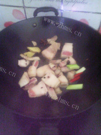 好吃的五花肉炖土豆做法图解6)