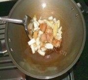 美味的冻豆腐香菇鸡翅煲做法图解3)