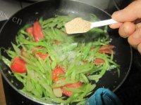 家常菜番茄炒豆角做法图解11)
