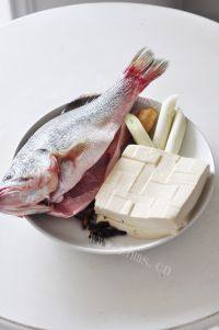 营养丰富鱼炖豆腐做法图解1)