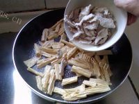 家常菜腐竹炒肉片做法图解5)