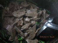 家常菜韭菜炒猪肝做法图解7)