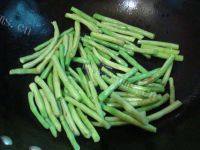 家常菜五花肉炒豆角做法图解3)