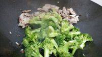 诱人的菜花炒肉做法图解7)