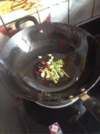 家常菜炒茄片做法图解5)