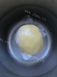 香气浓郁的焦糖苹果派做法图解4)