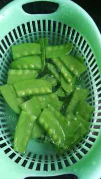 家常菜荷兰豆炒瘦肉做法图解4)
