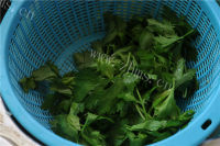 助消化的芹菜叶鸡蛋饼做法图解1)