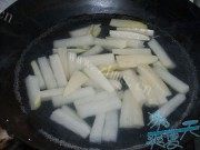 美味的淡菜萝卜豆腐汤做法图解7)