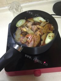美味的家常卤猪脚做法图解3)