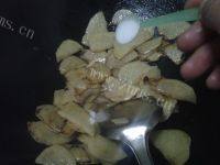 让人怀念的土豆炒肉片做法图解5)