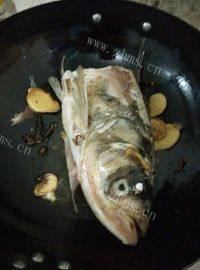 美味的鱼头豆腐汤做法图解3)