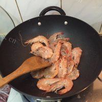 五味俱全的油焖大虾做法图解3)