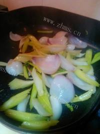 洋葱炒芹菜做法图解5)