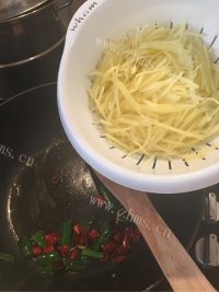 家常菜糖醋土豆丝做法图解5)