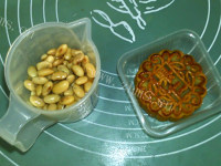 热气腾腾的果仁月饼熟豆豆浆做法图解1)