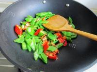 美味的扁豆炒肉做法图解7)