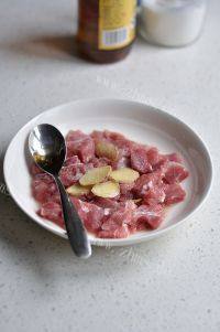 家常皮蛋咸肉粥做法图解1)