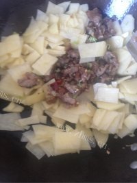 唇齿留香的土豆炒肉做法图解6)