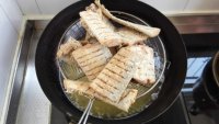美味的酥炸带鱼做法图解6)