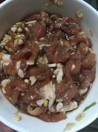 热腾腾的青椒肉丝做法图解2)