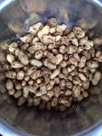 美味的水煮花生做法图解1)