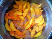 热腾腾的黄桃罐头的做法图解三