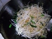 香糯的素炒绿豆芽做法图解5)