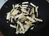 家常菜肉末炒茄子做法图解4)