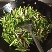 家常菜水芹炒香干做法图解4)