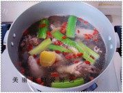 美味的冬瓜枸杞鸭腿汤做法图解3)