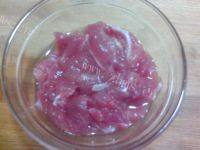 美味的平菇肉片汤做法图解4)