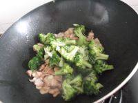香喷喷的西兰花炒肉做法图解9)