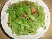 常吃不腻的芹菜炒肉