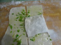 美味的葱花油饼做法图解7)