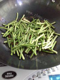 很喜欢的蒜苔炒肉做法图解4)