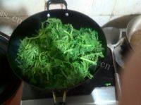 甘脆的清炒茼蒿做法图解3)