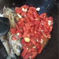 色泽鲜亮的番茄鱼的做法图解五