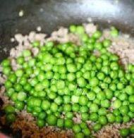 家常菜肉末豌豆做法图解3)