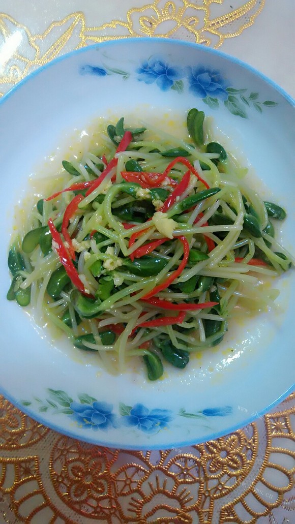 独特的凉拌黑豆苗