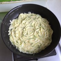 美味的西葫芦煎饼做法图解6)
