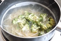 鲜美的培根西兰花炒意面做法图解3)