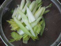 在家做的芹菜炒牛肉做法图解6)