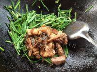 营养美食之韭菜苔炒肉的做法图解六